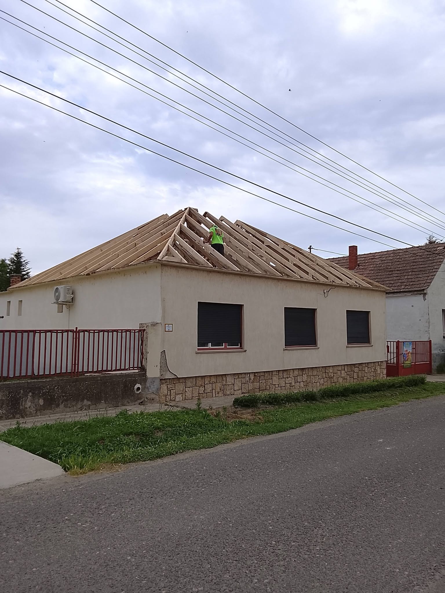 Tetőszerkezet építése munka közben