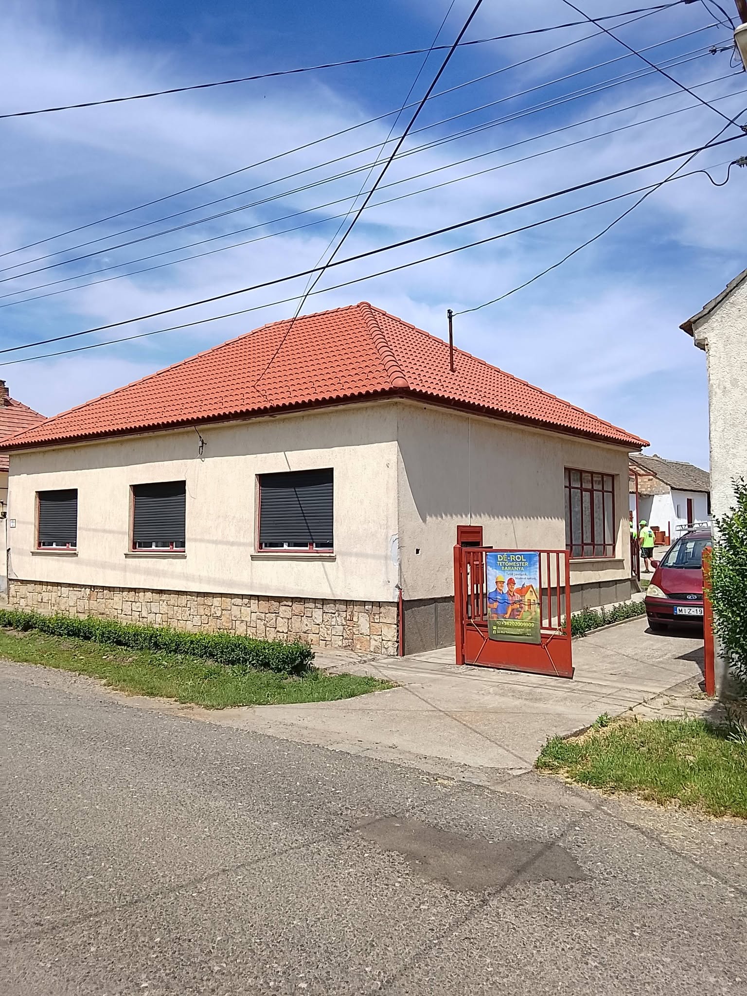 Elkészült cserépfedés utcai nézetből