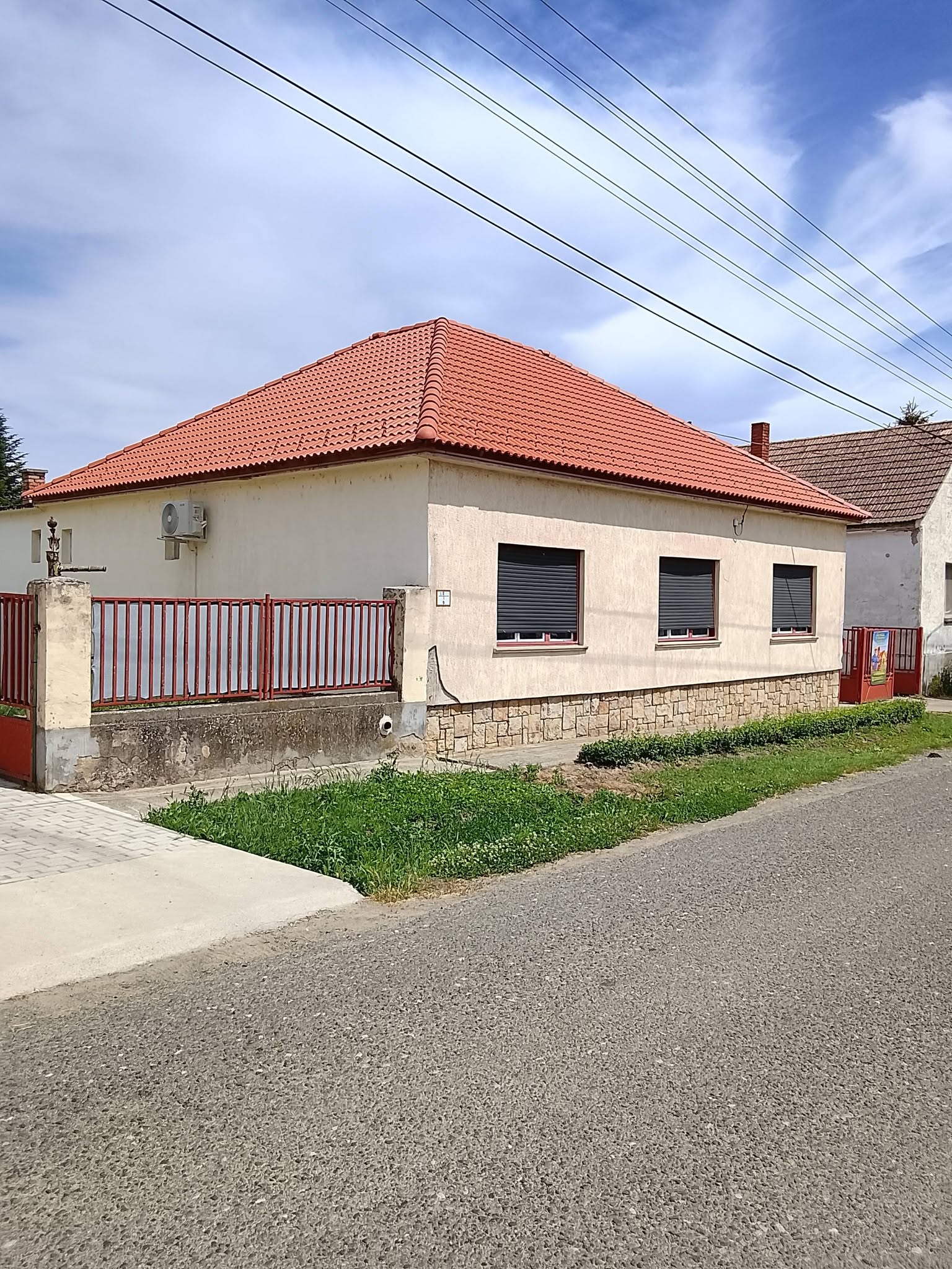 Elkészült új cseréptető oldalnézetből